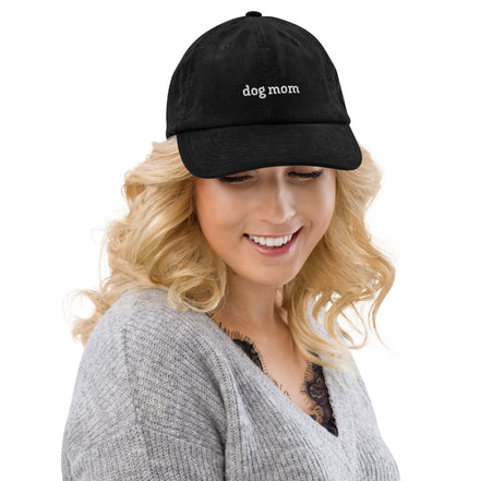 Cord Base Cap mit dog mom Stickerei - verstellbare Baumwoll-Cord-Cap für Dog Moms von Paul Emma