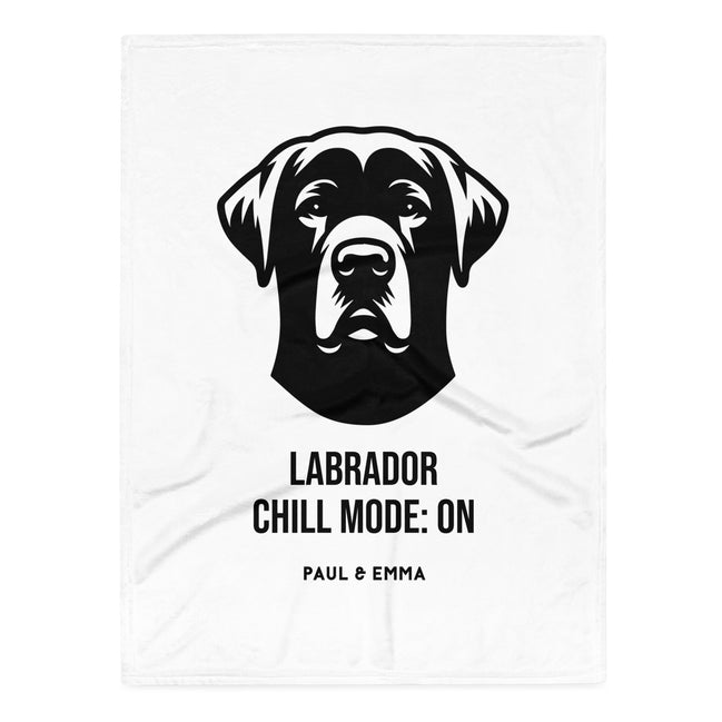 Fleece-Kuscheldecke mit schwarzem Labrador Chill Mode ON Design - Paul & Emma Breed Collection