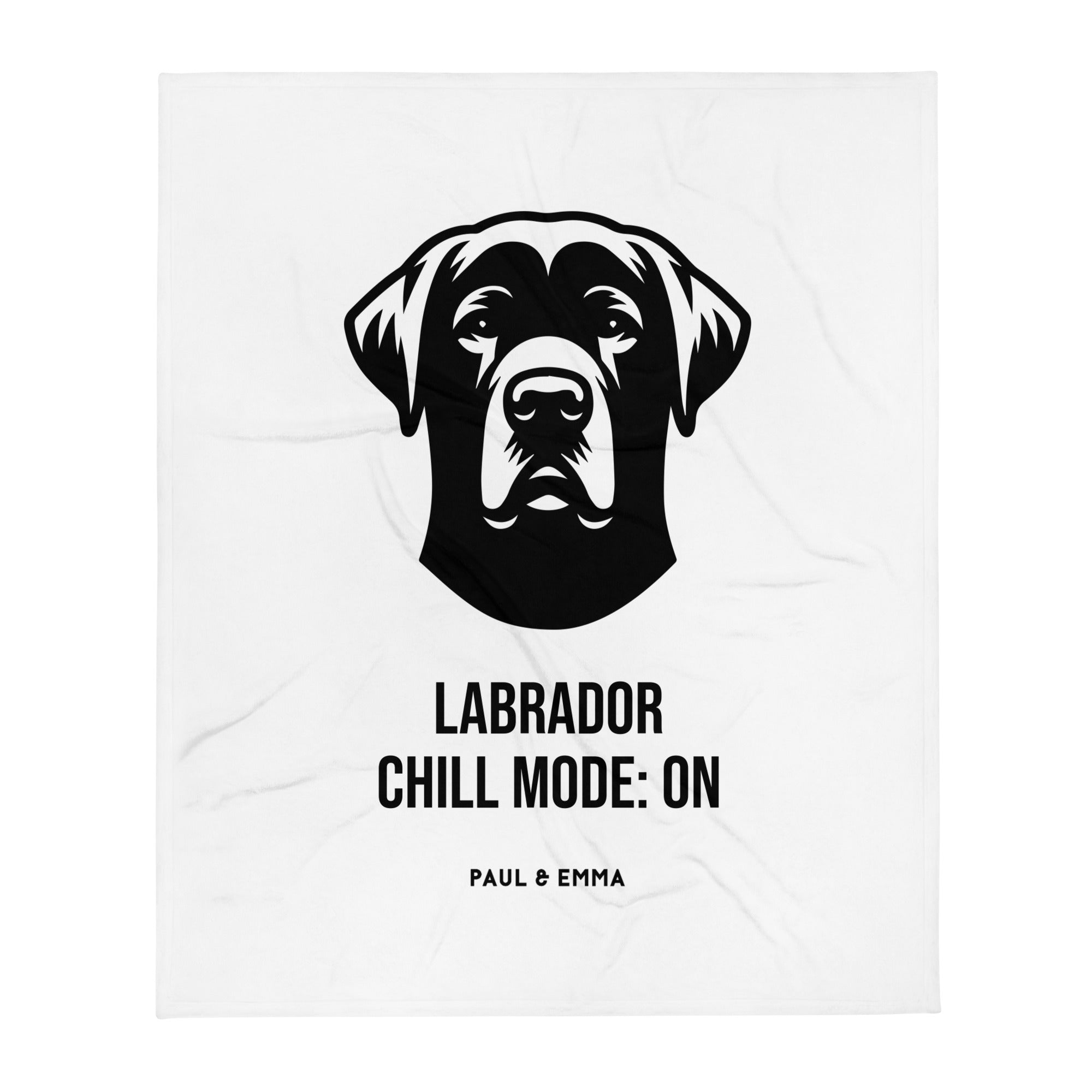 Fleece-Kuscheldecke mit schwarzem Labrador Chill Mode ON Design - Paul & Emma Breed Collection