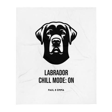Fleece-Kuscheldecke mit schwarzem Labrador Chill Mode ON Design - Paul & Emma Breed Collection