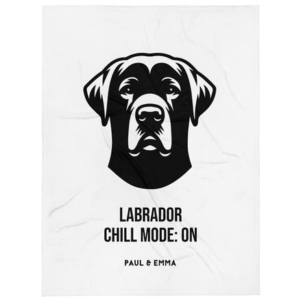 Fleece-Kuscheldecke mit schwarzem Labrador Chill Mode ON Design - Paul & Emma Breed Collection